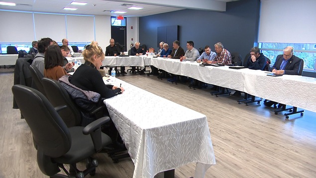 La salle de réunion où se tient la consultation.
