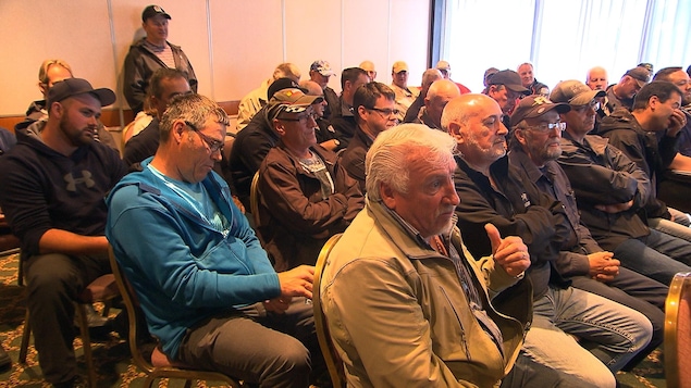 Une quarantaine de personnes s'étaient déplacées à Sept-Îles pour exprimer leur avis sur un éventuel système de permis de pêche récréative en mer. Une quarantaine de personnes s'étaient déplacées à Sept-Îles pour exprimer leur avis sur un éventuel système de permis de pêche récréative en mer.