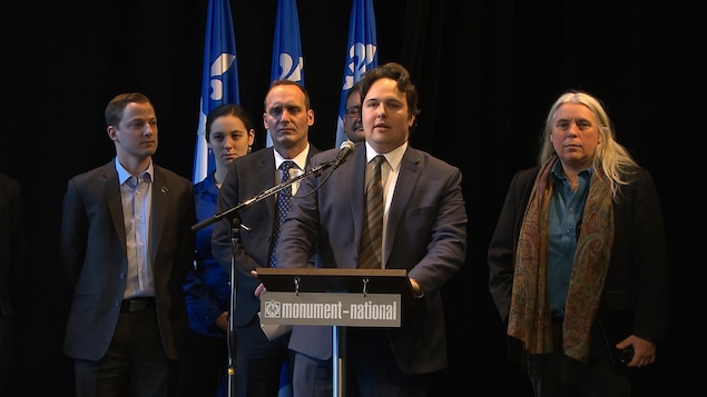 De gauche à droite, le député péquiste Mathieu Traversy, le député bloquiste Michel Boudrias, le président de la Société Saint-Jean-Baptiste de Montréal, Maxime Laporte, et la députée de Québec solidaire Manon Massé. De gauche à droite, le député péquiste Mathieu Traversy, le député bloquiste Michel Boudrias, le président de la Société Saint-Jean-Baptiste de Montréal, Maxime Laporte, et la députée de Québec solidaire Manon Massé.