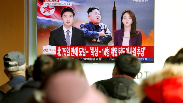 Des gens observent une télévision où l'on discute du plus récent tir de missile du régime nord-coréen.