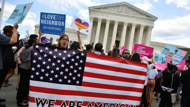Des manifestants devant la Cour suprême des États-Unis