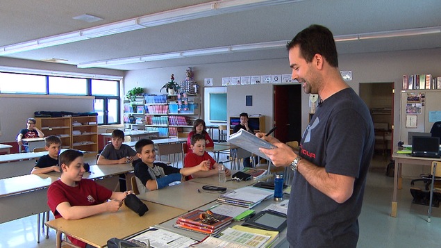 L'enseignant de mathématiques Lawrence Fréchette donne un cours d'éducation sexuelle à ses élèves de deuxième secondaire. L'enseignant de mathématiques Lawrence Fréchette donne un cours d'éducation sexuelle à ses élèves de deuxième secondaire.