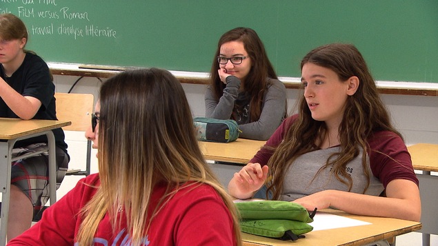 Cours d'éducation sexuelle dans une classe de deuxième secondaire de l’École secondaire de la Vallée-des-Lacs, à Saint-Michel-du-Squatec. Cours d'éducation sexuelle dans une classe de deuxième secondaire de l’École secondaire de la Vallée-des-Lacs, à Saint-Michel-du-Squatec.