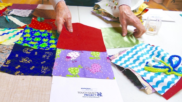 La Société Alzheimer du Manitoba souhaite donner une courtepointe tactile à chaque Manitobain qui habite dans une résidence de soins personnels.
La Société Alzheimer du Manitoba souhaite donner une courtepointe tactile à chaque Manitobain qui habite dans une résidence de soins personnels.
