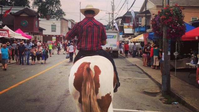 Un cowboy se promène dans les rues de Saint-Tite lors du Festival western