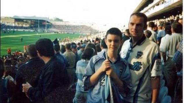 Une photo de Criostoir et son oncle Jay en 2001 lors de son premier match de football gaélique à Dublin Une photo de Criostoir et son oncle Jay en 2001 lors de son premier match de football gaélique à Dublin