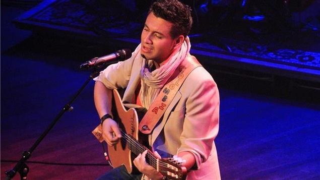 L'artiste albertain Cristian De la Luna chante une ballade au gala Chant'Ouest, le 19 septembre 2013 à Victoria.