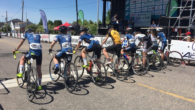 Des cyclistes au Critérium de la relève Desjardins Des cyclistes au Critérium de la relève Desjardins