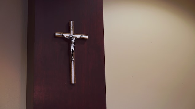 Le crucifix à l'hôtel de ville de Lévis.