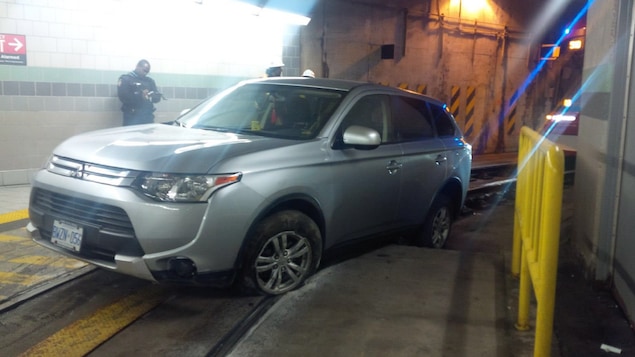 Un véhicule coincé dans le tunnel du tramway à Toronto | ICI.Radio
