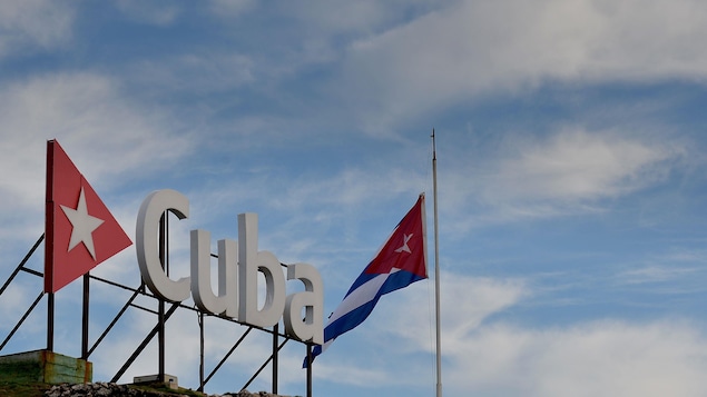 Le drapeau cubain à l'entrée de l'aéroport Jose Marti.