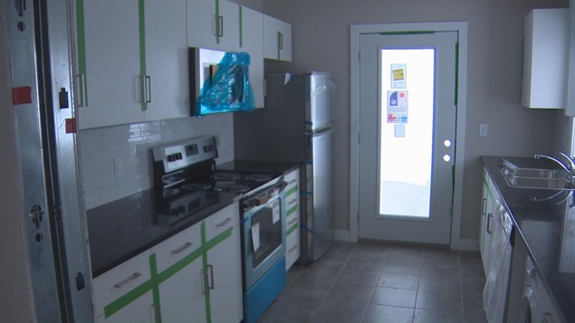 Les logements faits à partir de conteneurs disposent de cuisines complètes. Les logements faits à partir de conteneurs disposent de cuisines complètes.