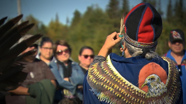 Une femme porte les habits traditionnels autochtones.