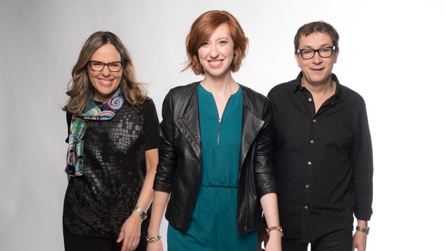 Mireille Langlois, Célyne Gagnon et Stéphane Gasc marchent vers le photographe en souriant.