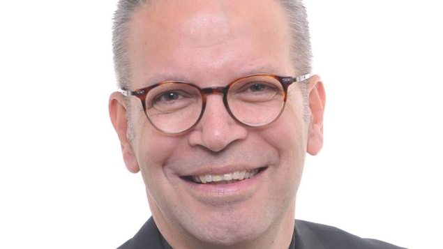 Le nouvel évêque de la paroisse de Sainte-Anne-de-Lapocatière, Pierre Goudreault, souriant.