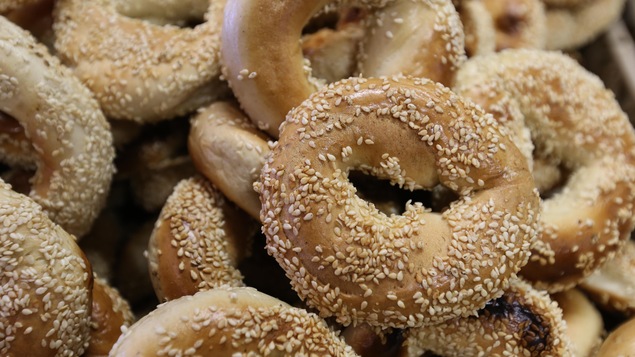 Les bagels du Bagel Maguire Café sont cuits dans un four à bois. Les bagels du Bagel Maguire Café sont cuits dans un four à bois.