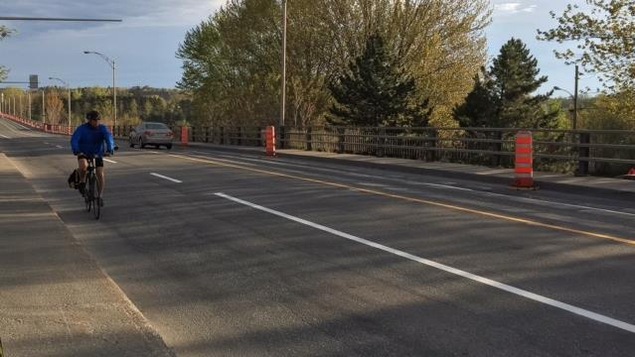 Un cycliste sur le pont Jacques-Cartier de Sherbrooke Un cycliste sur le pont Jacques-Cartier de Sherbrooke