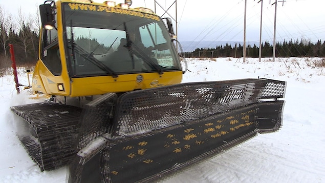 Une dameuse à neige pour l'entretien des sentiers balisés de motoneige