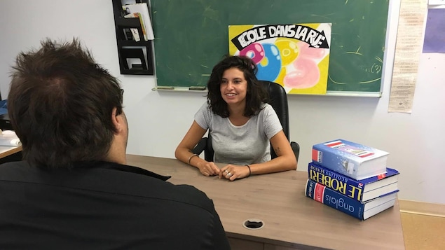 L'intervenante scolaire Nina Micaleff discute avec un jeune qui fréquente l'école de la rue Emmett Johns. L'intervenante scolaire Nina Micaleff discute avec un jeune qui fréquente l'école de la rue Emmett Johns.