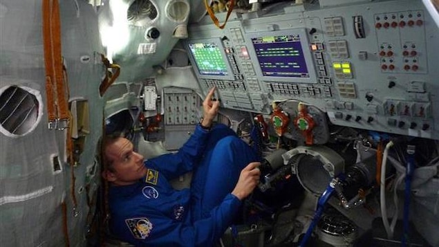 David Saint-Jacques dans le simulateur du Soyouz pendant une séance d'entraînement à la Cité des étoiles, en Russie.