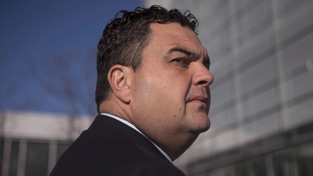 Dean Del Mastro à l'extérieur du palais de justice d'Oshawa en janvier 2016 Dean Del Mastro à l'extérieur du palais de justice d'Oshawa en janvier 2016