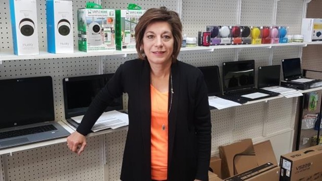 La propriétaire d'une boutique d'informatique de Nipawin, Debbie Chassal, dans son magasin.