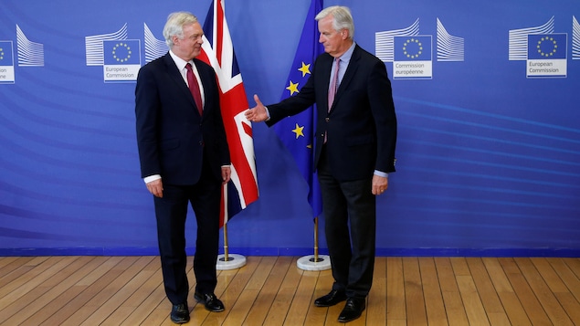 Le négociateur en chef de l'Union européenne, Michel Barnier (droite), salue le ministre britannique du Brexit, David Davis. Le négociateur en chef de l'Union européenne, Michel Barnier (droite), salue le ministre britannique du Brexit, David Davis.