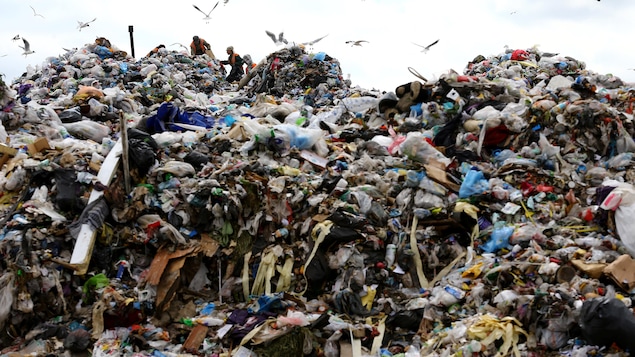 Des piles de déchets dans un dépotoir