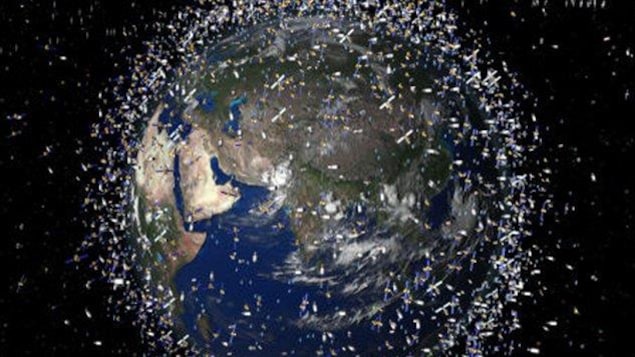 Un montage par ordinateur fait par l'Agence spatiale européenne montre les débris dans l'orbite terrestre.   Photo : ASE