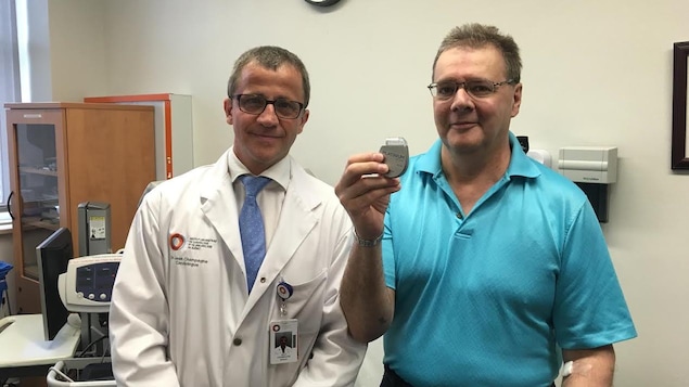 Le cardiologue Jean Champagne avec un patient montre le nouveau défibrillateurs cardiaques. Le cardiologue Jean Champagne avec un patient montre le nouveau défibrillateurs cardiaques.