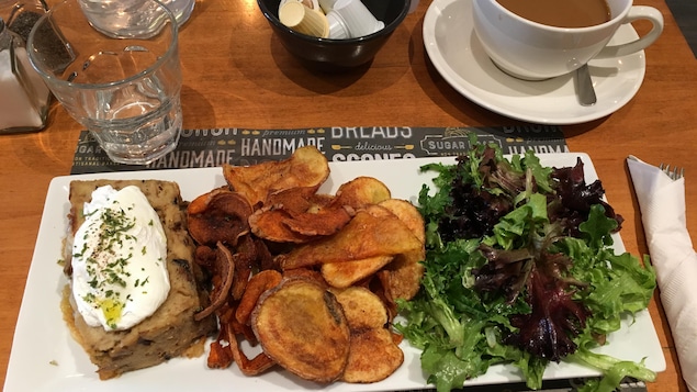 Terrine au champignon, pomme de terres frites et salade, Terrine au champignon, pomme de terres frites et salade,