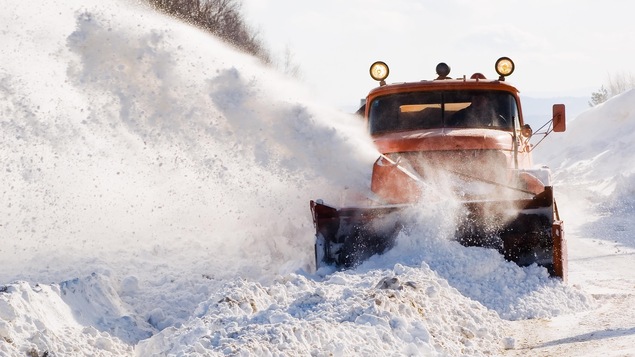 Un camion enlève la neige.