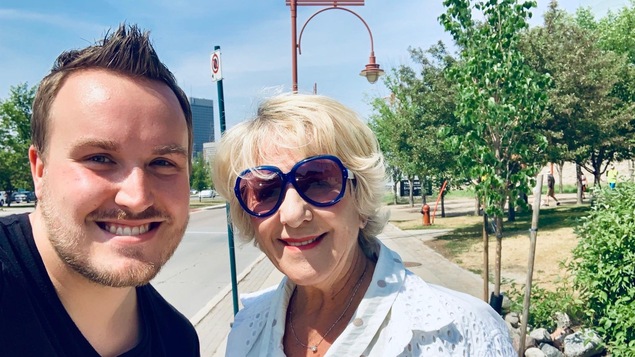 Photo de Derrek et Denise qui prennent un selfie dehors dans la rue.