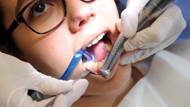 Une patiente reçoit des soins dentaires.