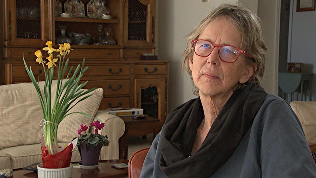 Denyse Côté en entrevue dans une pièce chez elle.