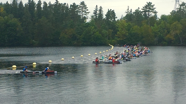 Les équipes de la catégorie C2 lors du départ de la dernière étape de la Classique de canots à Shawinigan.