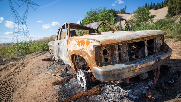 La camionnette a été dépouillée de plusieurs pièces celles qui sont restantes sont endommagées.