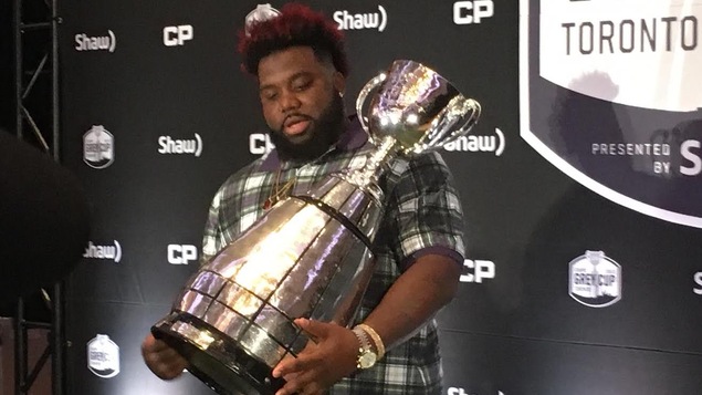 Derek Dennis pose avec la coupe Grey. Derek Dennis pose avec la coupe Grey.