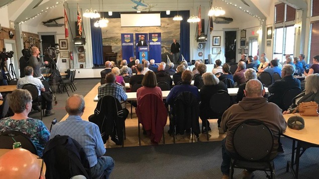 Le député provincial de Strathmore-Brooks, Derek Filderbrandt, alors qu'il lance son mouvement Liberté unie.