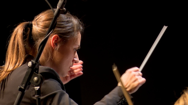 Dina Gilbert dirige un orchestre