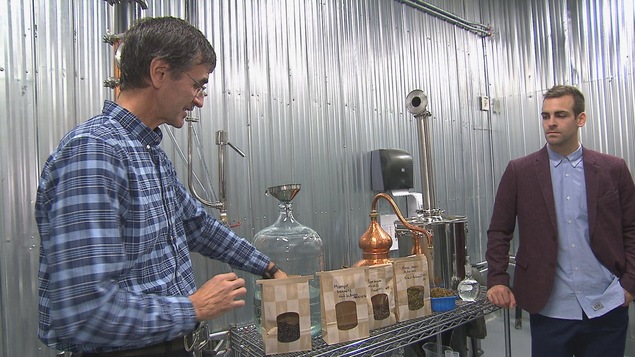 Les Bouchard dans leur distillerie