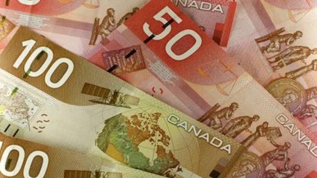 Des billets canadiens de 50 et 100 $