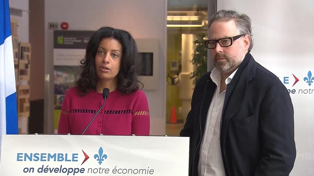 La ministre de l'Économie, de la Science et de l'Innovation, Dominique Anglade, en compagnie du président du conseil d'administration de Téo Taxi, M. Alexandre Taillefer. La ministre de l'Économie, de la Science et de l'Innovation, Dominique Anglade, en compagnie du président du conseil d'administration de Téo Taxi, M. Alexandre Taillefer.
