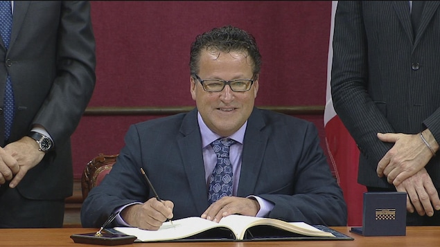 Donald Martel qui signe un live au Salon rouge de l'Assemblée nationale à Québec.