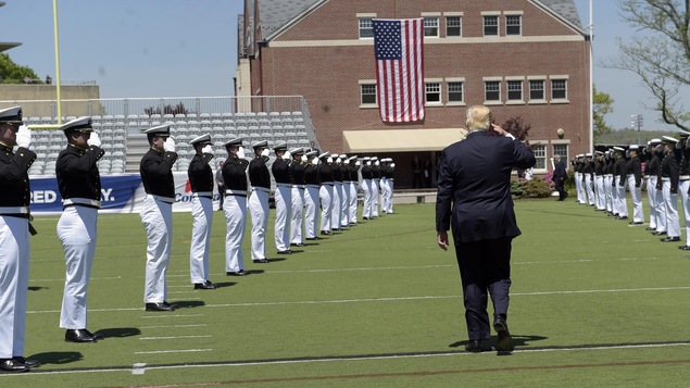 Le président Donald Trump, alors qu’il quitte l’Académie de la garde côtière américaine au Connecticut, mercredi 17 mai 2017 Le président Donald Trump, alors qu’il quitte l’Académie de la garde côtière américaine au Connecticut, mercredi 17 mai 2017