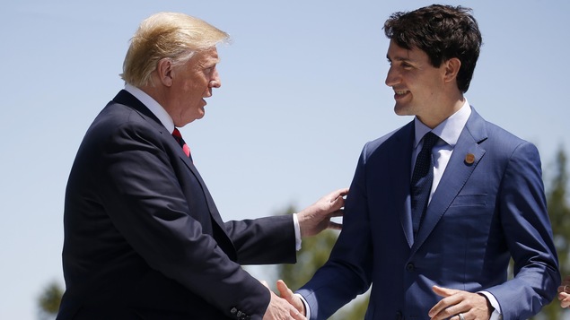 MM. Trudeau et Trump se serrent la main en se regardant dans les yeux.