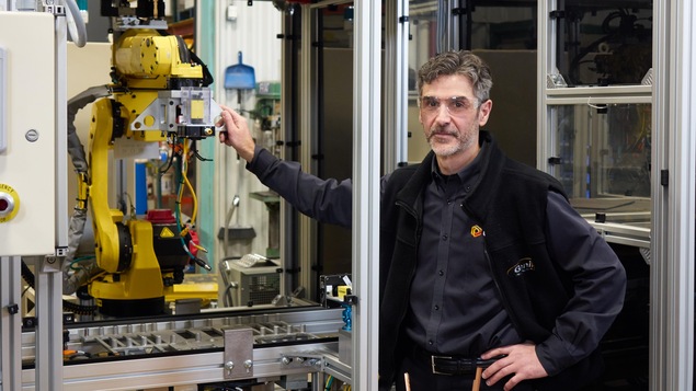 Le président et cofondateur de la société Génik, Donald Turcotte, touchant à une machine. Le président et cofondateur de la société Génik, Donald Turcotte, touchant à une machine.