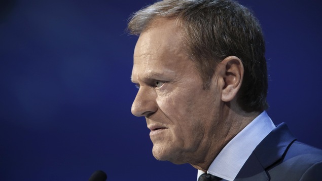 Le président du Conseil européen, Donald Tusk, regardant devant lui avec un air sérieux. Le président du Conseil européen, Donald Tusk, regardant devant lui avec un air sérieux.