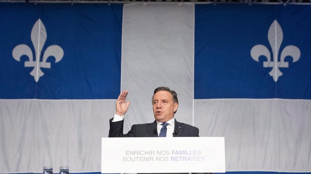 Le drapeau surdimensionné et commandé par le gouvernement caquiste comprend de nombreuses imperfections.