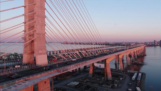 Des automobiles circulent sur un pont.